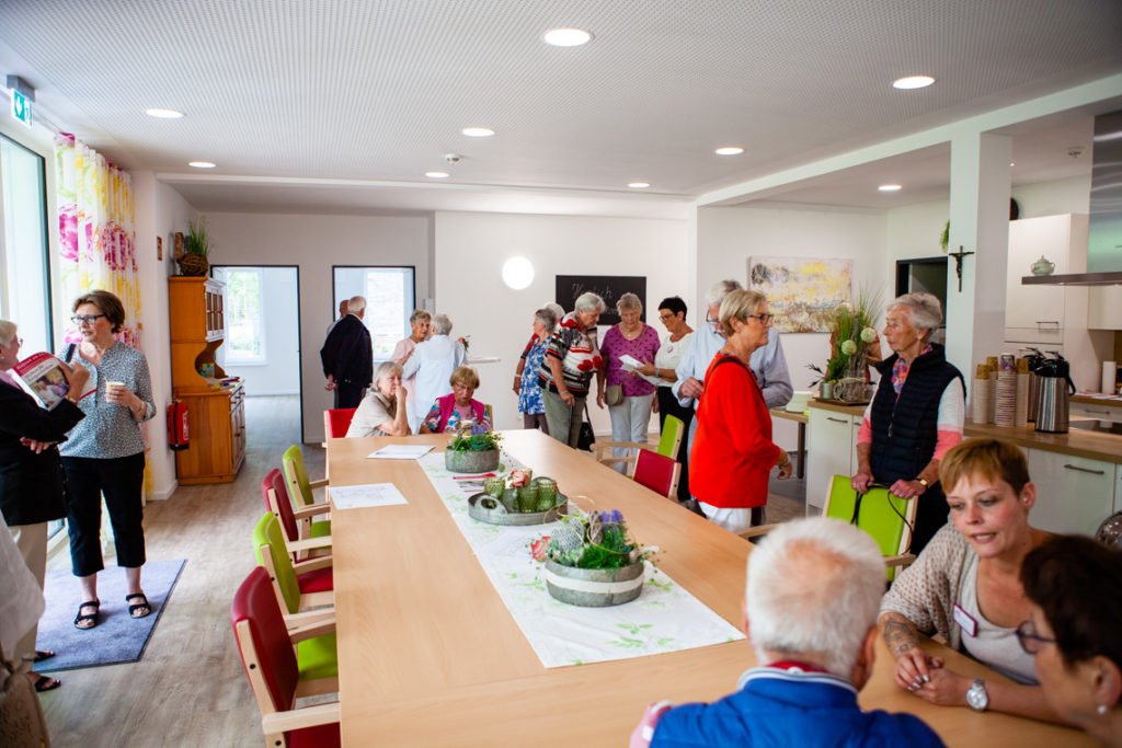 Viele Menschen aus der Nachbarschaft sahen sich am Sonntag die neue Senioren-Wohngemeinschaft St. Ida an. Hausmanagerin Ann-Christin Würfel (vorne rechts) führte bis zum Abend Gespräche mit Interessenten. (Foto: SMMP/Beer)
