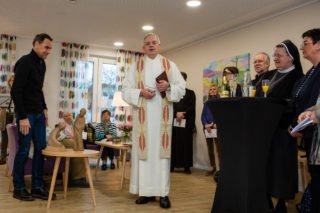 Pfarrer Boßmann brachte als Geschenk die Heilige Familie mit, die immer im alten Ida-Stift gestanden hat. (Foto: SMMP/Beer)