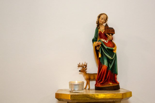 Die heilige Ida mit der Kirche auf der Hand, hat heute einen besonderen Platz als Namensgeberin im Wohnzimmer der WG erhalten, sie wurde geschnitzt von Bildhauer Hans-Bernhard Vielstädte aus Herzebrock.